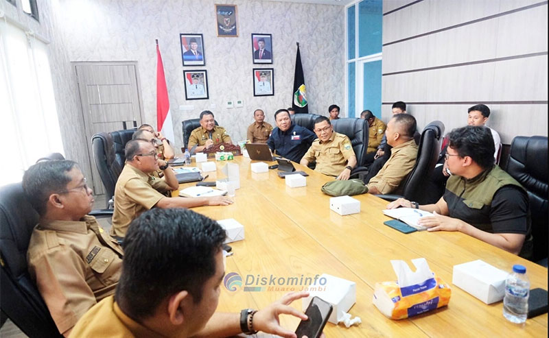 Sekda Kabupaten Muaro Jambi, Budhi Hartono, rapat bersama tim penilai Adipura Provinsi Jambi dan tim pembina pengelolaan sampah dari Kementerian Lingkungan Hidup, Selasa | dki-mj
