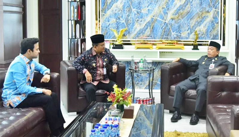 Wali Kota Jambi, Maulana, dan Wakil Wali Kota Diza Hazra Aljosha membahas beberapa program bersama Gubernur Jambi, Al Haris, Rabu | dki-kj