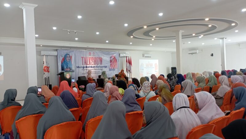 Istri Presiden PKS menghadiri talk show di Jambi | pks