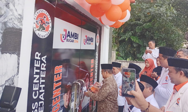 Wali Kota Jambi, Dr Maulana, meresmikan Jambi Bugar Gym, di Kantor DPD PKS Kota Jambi, Minggu | nor