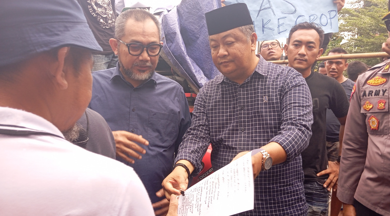 Sekda Provinsi Jambi, Sudirman, dan Sekda Kota Jambi, A Ridwan, menandatangani pernyataan di hadapan warga Aur Kenali dan Mendalo Darat | dia