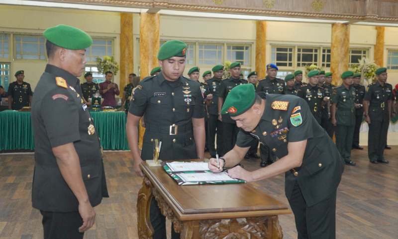 Brigjen TNI Slamet Riadi menyerahkan jabatan Kasrem 042/Gapu, Selasa | prm