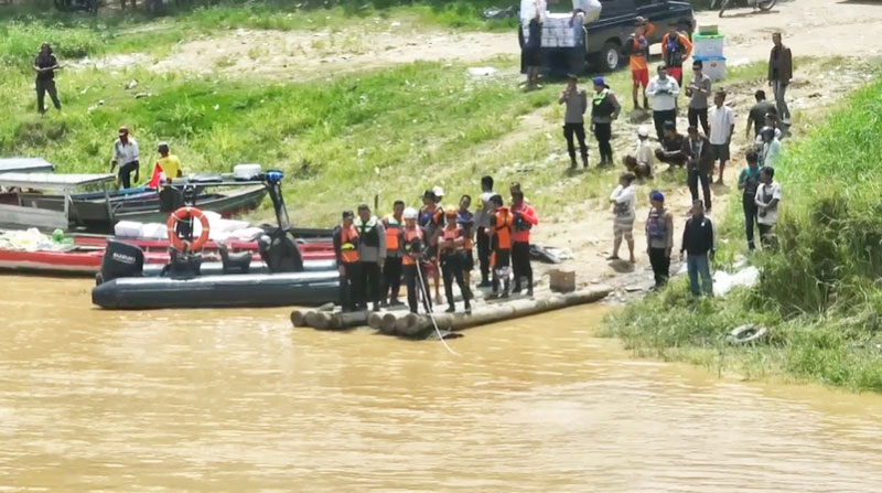 Tim SAR Gabungan dan warga mencari Idris yang tenggelam di Sungai Batanghari | sar