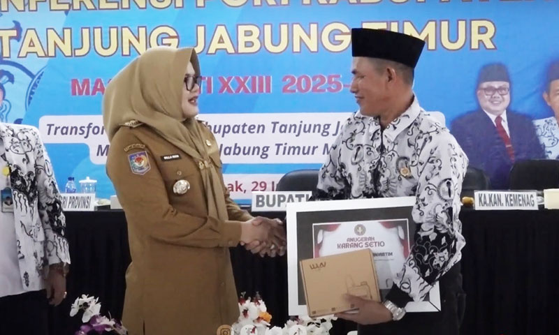 Bupati Tanjung Jabung Timur, Dillah Hikmah Sari, membuka Konferensi PGRI Kabupaten Tanjung Jabung Timur, Selasa | dia