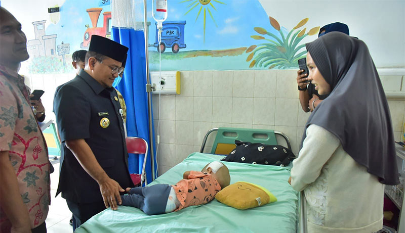 Wali Kota Jambi, Dr Maulana, menjenguk Asiyah Nur Zhevanya di RSUD Raden Mattaher | dki-kj 