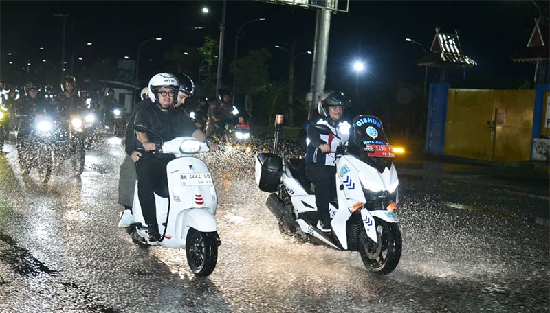 Wali Kota Jambi, Maulana, bersama Wakil Wali Kota Diza Hazra Aljosha saat patroli malam memantau situasi Kota Jambi | dki-kj