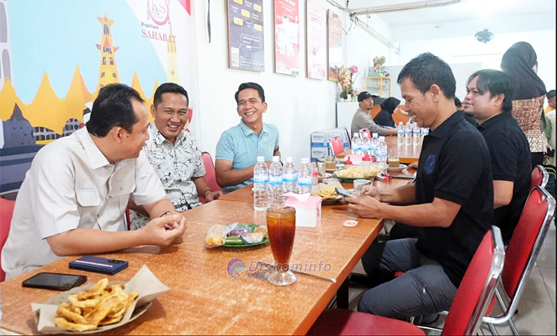 Bupati Muaro Jambi, Dr. Bambang Bayu Suseno ngopi bareng Kepala Detasemen Khusus 88 Polda Jambi, di Kopi Tiam Sahabat, Kota Jambi, Minggu | dki-mj