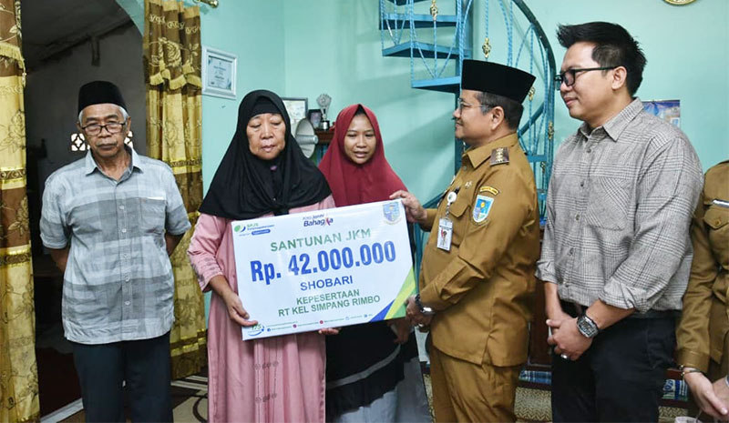 Wali Kota Maulana menyerahkan santunan JMK kepada ahli waris almarhum Dr. Shobari, Ketua RT 19 Kelurahan Simpang Rimbo, Kecamatan Alam Barajo | dki-kj