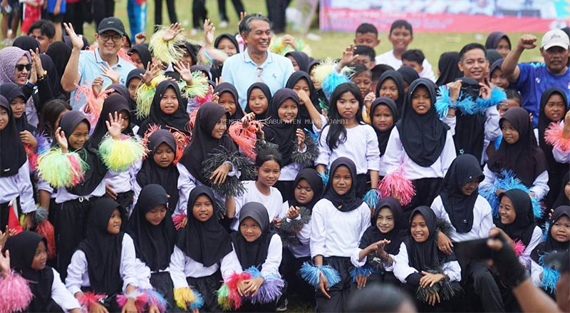 Wakil Bupati Muaro Jambi, Junaidi H Mahir, bersama anak-anak peserta kompetisi sepak bola Bupati Muaro Jambi Caup V | dki-mj