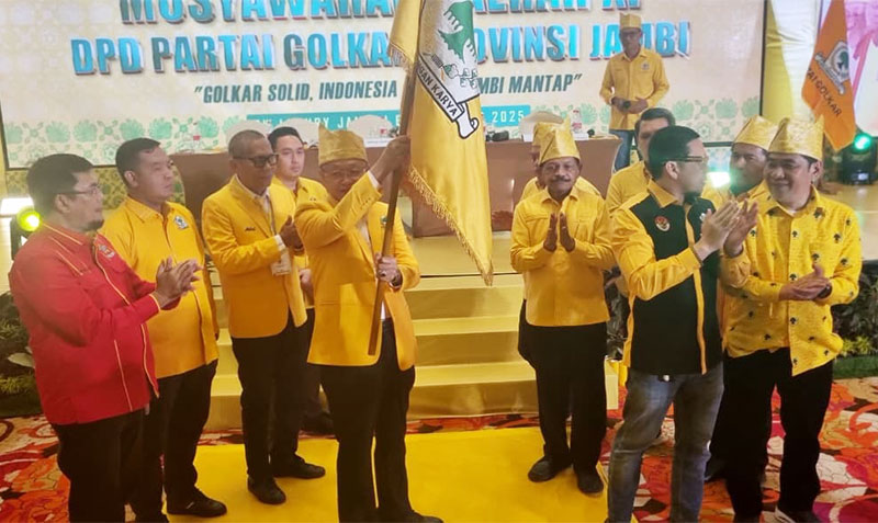 Cek Endra mengibarkan bendera Partai Golkar seusai terpilih aklamasi, Sabtu | pop
