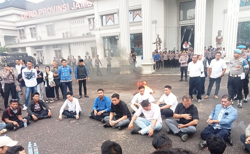 Langit mendung dan hujan deras tak menyurutkan semangat ratusan warga yang tergabung dalam Aliansi Suara Rakyat Jambi | pr