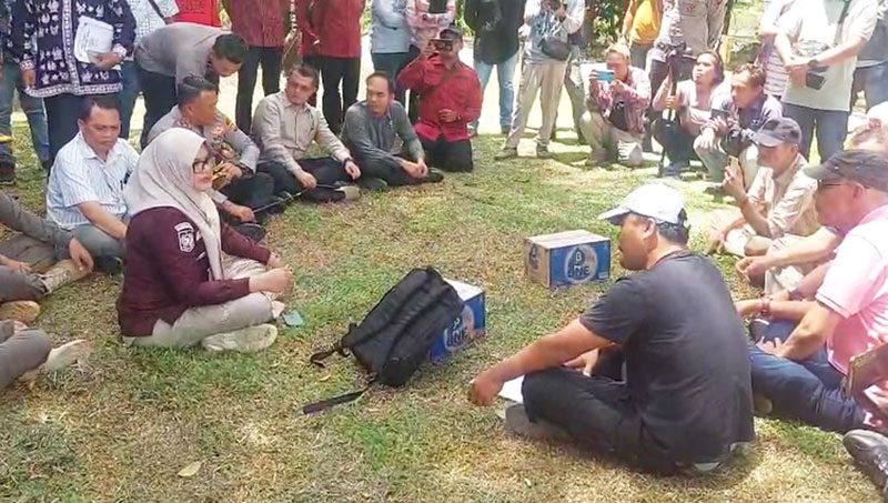 Bupati Tanjung Jabung Timur, Dillah Hikmah Sari, menampung aspirasi dari aktivis BERANTAM, Kamis | rh