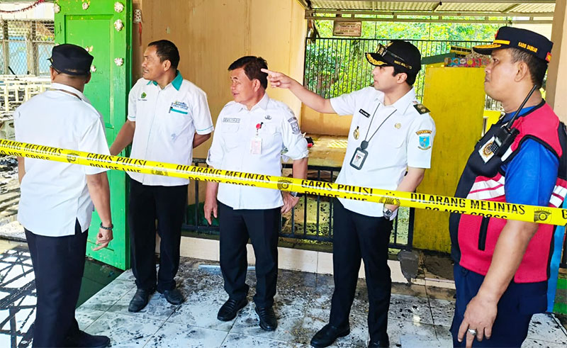Wakil Wali Kota Jambi, Diza Hazra Aljosha, langsung turun meninjau ke SMP Negeri 20 Kota Jambi yang terbakar Rabu pagi | dia