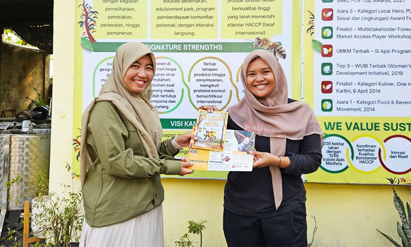 Tim Pengabdian Unja menyerahkan booklet dan leaflet yang dirancang untuk mendukung aktivitas eduwisata di Rumah Madu Hutan CLB | dia