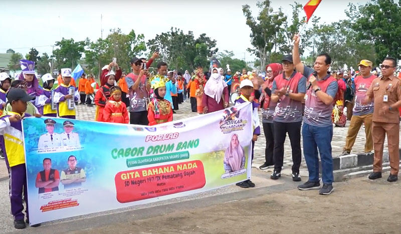 Bupati Muaro Jambi, Dr Bambang Bayu Suseno, melepas peserta Kejurkab Drumband 2025, Senin | dia
