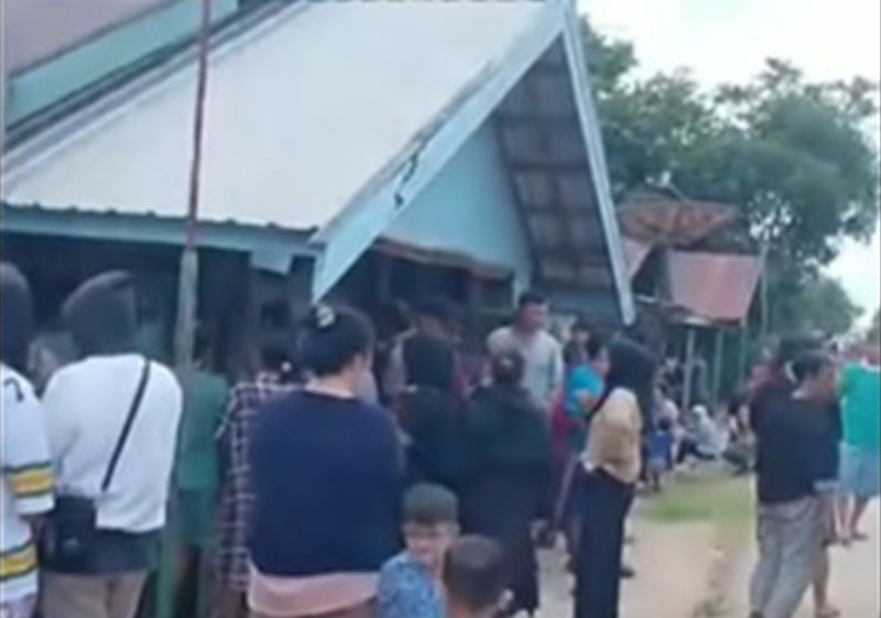 Warga berkerumun di rumah korban tempat sepasang suami istri ditemukan bersimbah darah | foto: video amatir