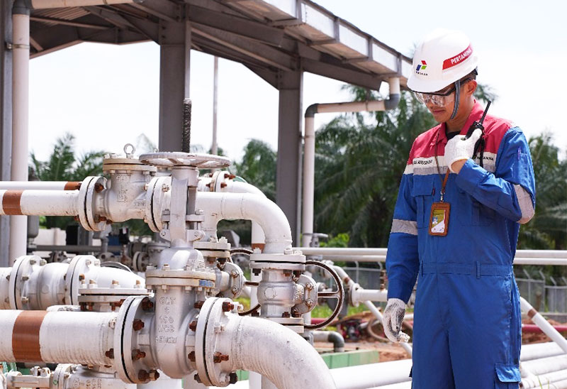 Perwira Pertamina mengecek aliran fluida pada pipa, di Gathering Station Puspa Asri. Selain patroli lapangan, pengamanan jalur pipa pengiriman minyak mentah juga diperkuat dengan pemanfaatan teknologi FOL | pep