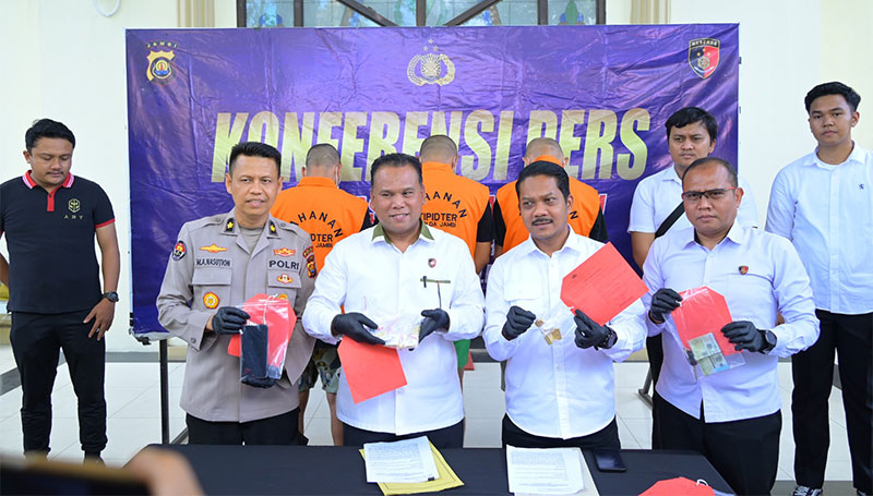 Tim Subdit IV Ditreskrimsus Polda Jambi membongkar transaksi emas ilegal hasil pertambangan tanpa izin di Merangin | pld
