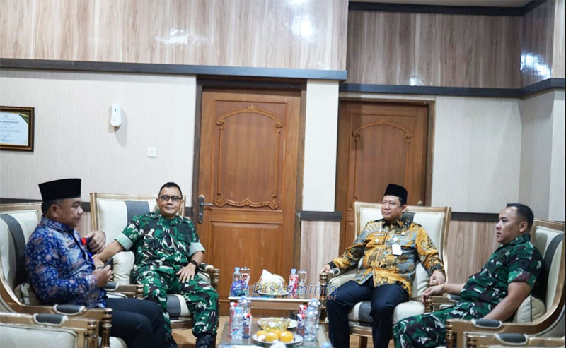 Bupati Dr. Bambang Bayu Suseno (BBS) bersama Wakil Bupati Junaidi H Mahir dan Sekretaris Daerah Budhi Hartono menerima kunjungan tim dari Pusterad | dki-mj
