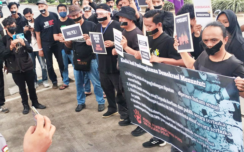 Puluhan jurnalis menyampaikan aksi protes di depan Mapolda Jambi, Rabu | dia