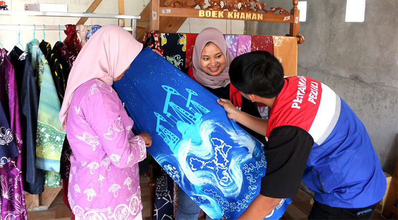 Dua perajin batik saat menunjukan Batik Khaman hasil binaan PHR Zona 1. Batik ini memiliki ciri khas dan eksotis | phr