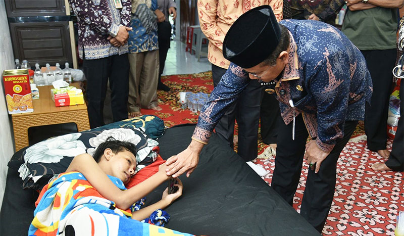 Wali Kota Jambi, Dr. H. Maulana, menyambangi kediaman MS (13), anak korban begal yang mengalami amputasi sebagian kaki kirinya akibat insiden pada 16 September 2025 | dki-kj