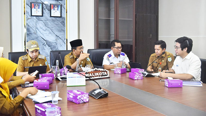 Rapat koordinasi di Ruang Rapat Wali Kota Jambi, dihadiri Wali Kota Dr. H. Maulana, Wakil Wali Kota Diza Hazra Aljosha, para kepala OPD, dan pihak PT. Perdana Karya Teknologi | dki-kj