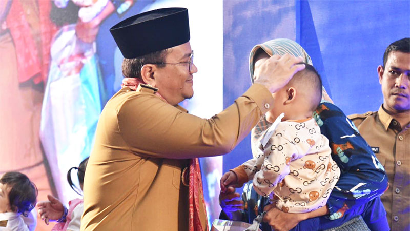 Wali Kota Jambi, Dr. Maulana menyerahan Pemberian Makanan Tambahan (PMT) untuk belasan anak berisiko stunting, di Maulidia Convention Center, Pematang Sulur, Telanaipura, Selasa | dki-kj