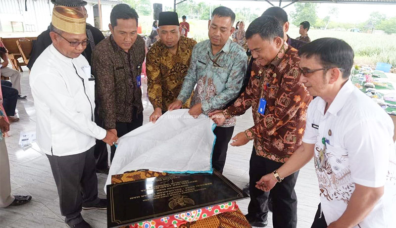 Sekda Muaro Jambi, Budhi Hartono, menghadiri penandatanganan komitmen Desa Sadar Hak Asasi Manusia (HAM), di Desa Tangkit Baru, Sungai Gelam, Kamis | dki-mj