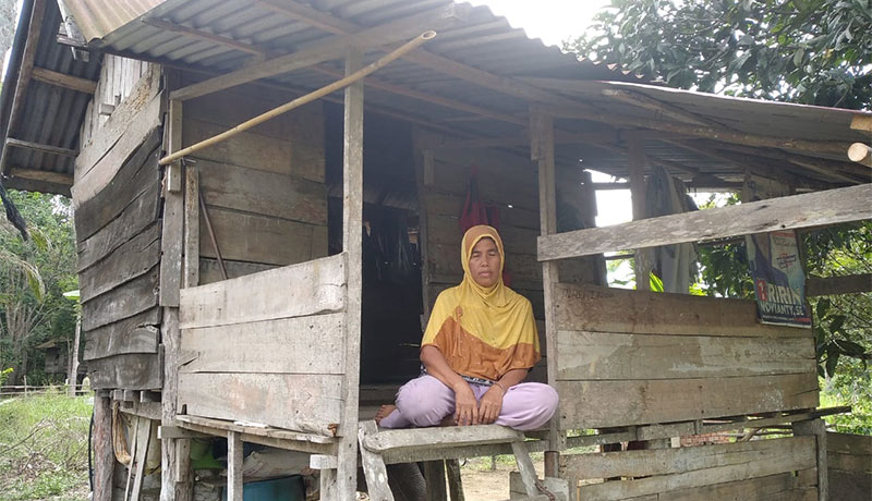 Nurhayati di gubuk reotnya | ist