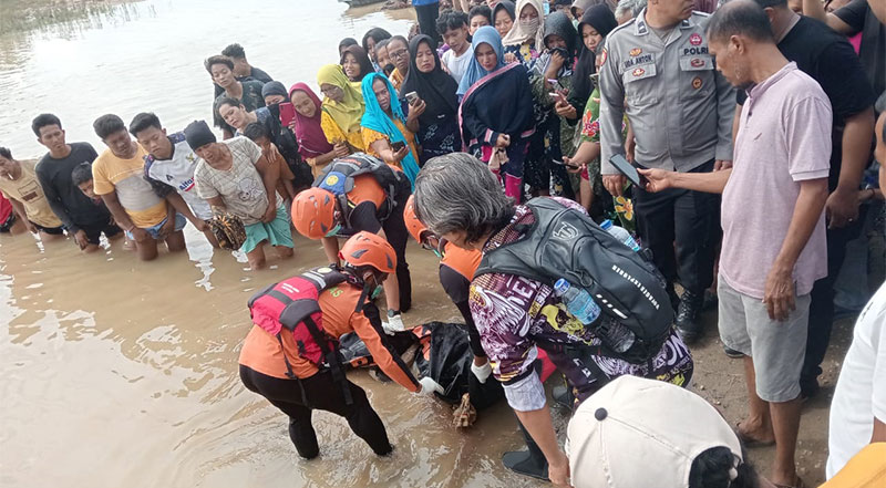Tim SAR bersama mengapung mayat seorang wanita di Sungai Babeko | sar