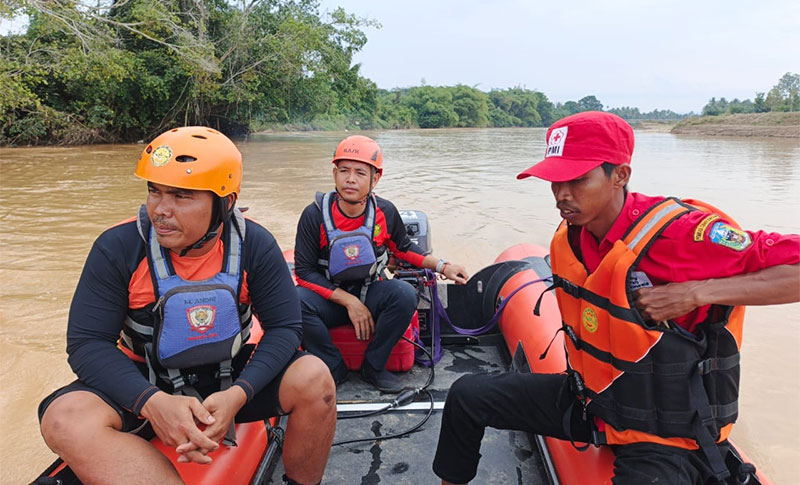 Tim SAR saat melakukan pencairan Nenek Ruminah yang tenggelam di Sungai Limun | sar