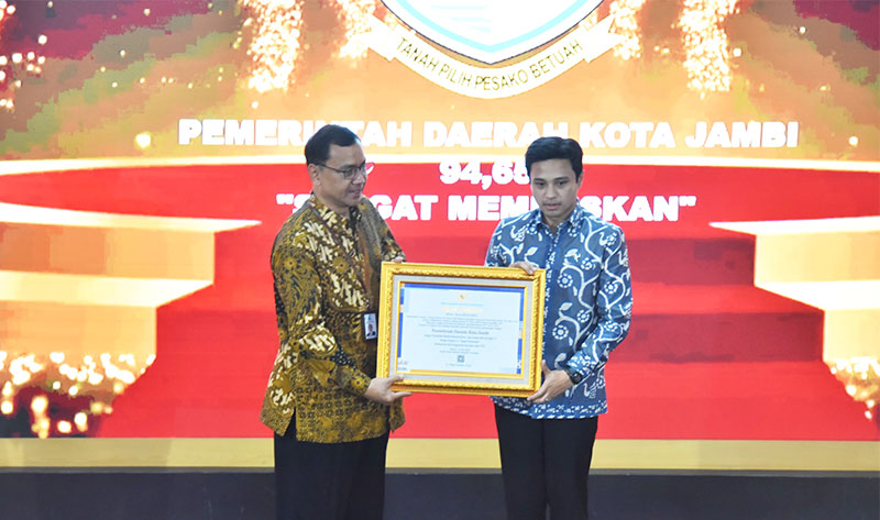 Wakil Wali Kota Jambi, Diza Hazra Aljosha, menerima penghargaan dari Arsip Nasional Republik Indonesia, Senin | dki-kj