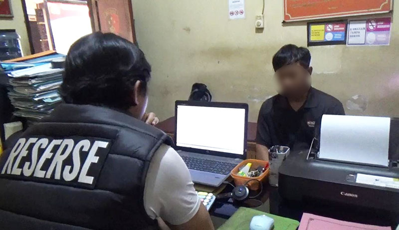 Yasmin menjalani pemeriksaan di Mapolsek Telanaipura | foto: infojambi