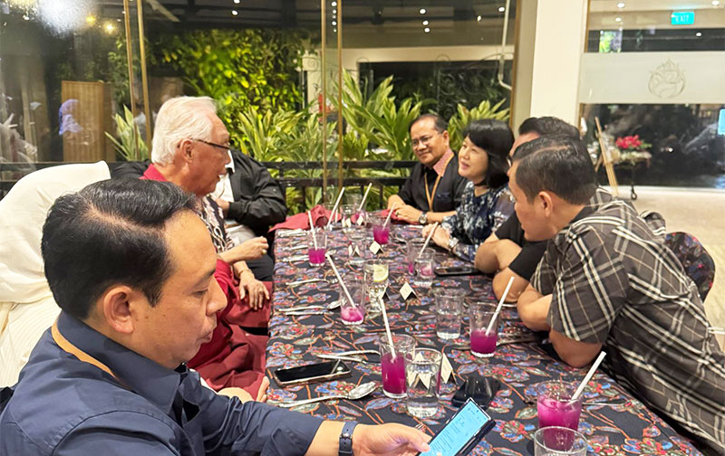 Pertemuan Wali Kota Jambi, Dr. Maulana, dengan mantan Perdana Menteri Singapura, Mr. Goh Chok Tong | dki-kj