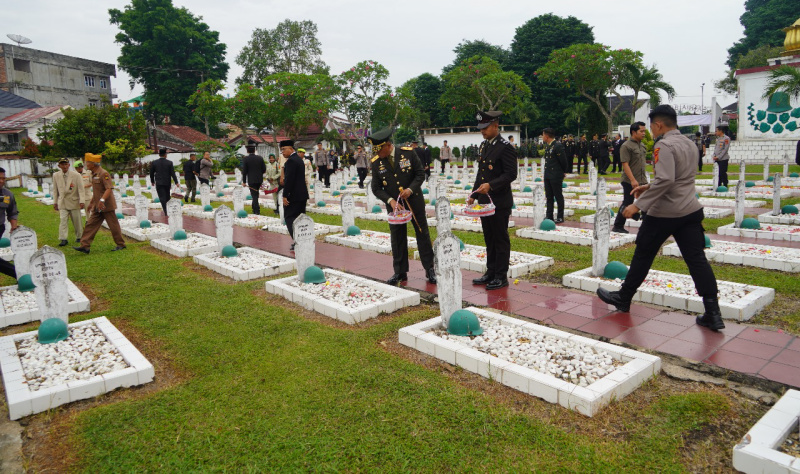 Ziarah di TMP Satria Bhakti, Jambi, memperingati Hari Pahlawan 10 November 2025, Senin | prm