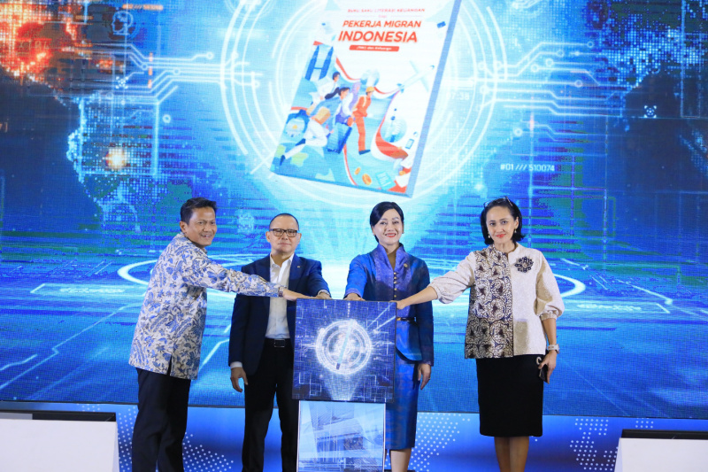 OJK meluncurkan Buku Saku Literasi Keuangan bagi Pekerja Migran Indonesia | pr
