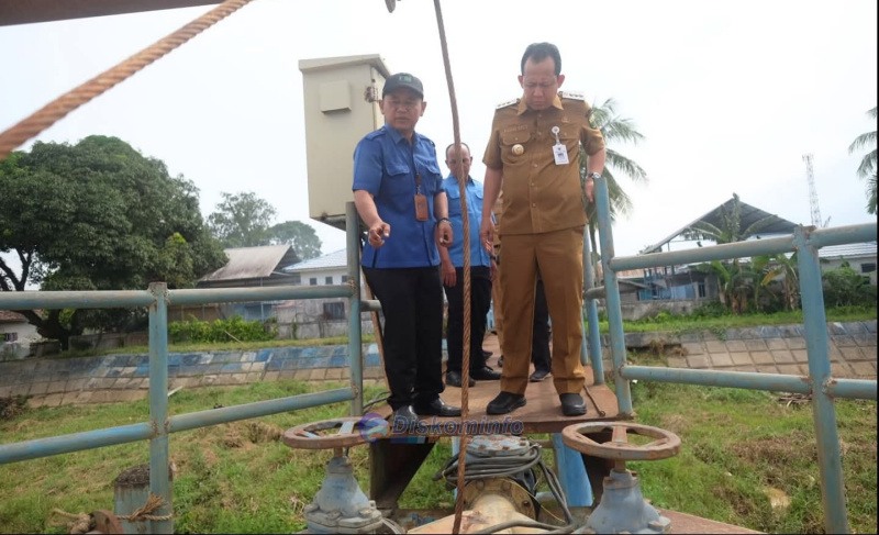 Bupati Muaro Jambi, Dr. Bambang Bayu Suseno, mengecek persediaan air bersih menjelang MTQ 54 Provinsi Jambi, Selasa | dki-mj