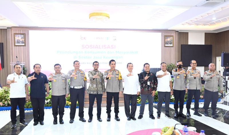 OJK bersama Polda Jambi menggelar sosialisasi perlindungan konsumen dan masyarakat, di Mapolda Jambi, Kamis 20 November 2025 | pld