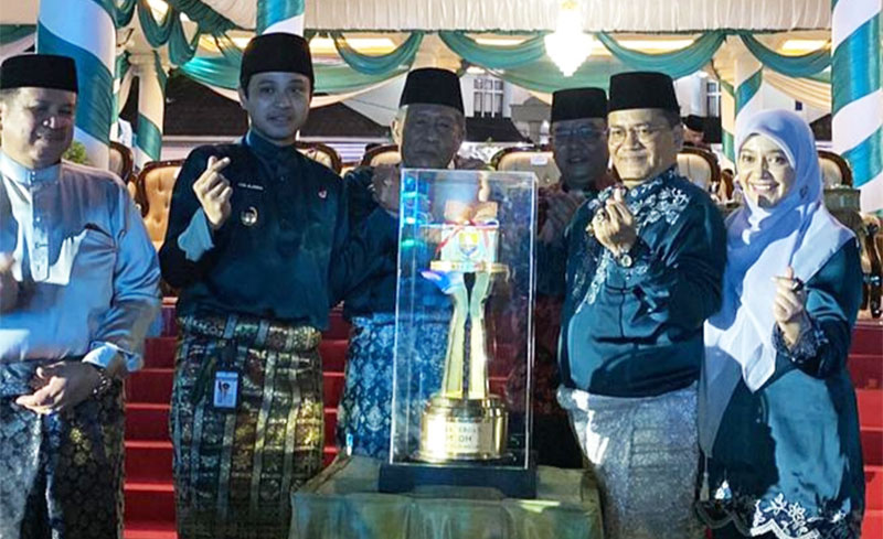 Wali Kota Maulana dan Wakil Wali Kota Diza Hazra Aljosha menerima piala bergilir MTQ Provinsi Jambi | dki-kj
