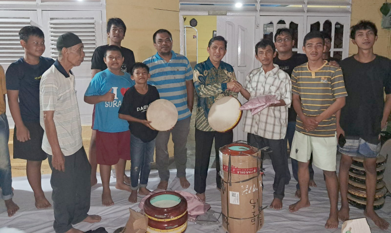 Anggota DPRD Provinsi Jambi dari PKS, Heru Kustanto, menyerahkan bantuan kompangan dan seragam di Danau Sipin | noe