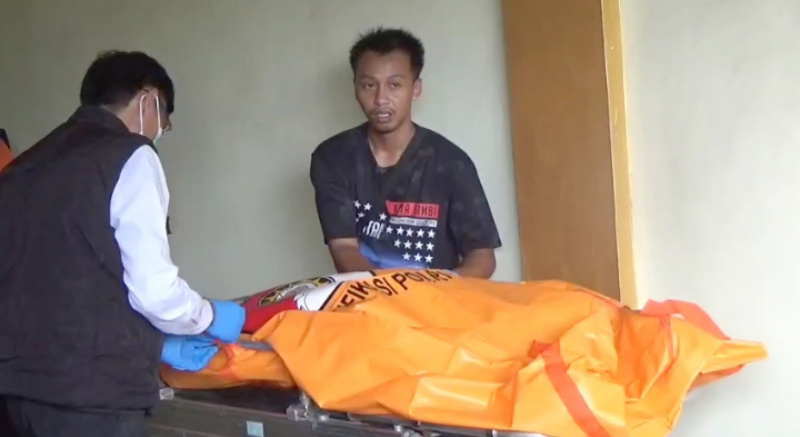 Jenazah Linceria Silalahi setelah ditemukan tergeletak di dalam rukonyo di kawasan Simpang Rimbo | asa