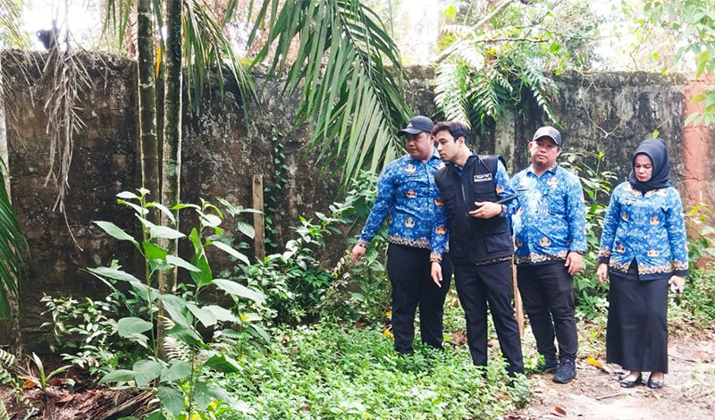 Wakil Wali Kota Jambi, Diza Hazra Aljosha, meninjau lahan terdampak pembangunan kolam retensi, di Kelurahan Paal V, Senin, 17 November 2025 | dki-kj