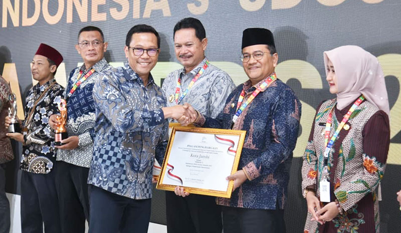 Wali Kota Jambi, Dr. Maulana, menerima penghargaan pada ajang I-SIM 2025, di Kementerian PPN/Bappenas, Jakarta, Rabu 19 November 2025 | dki-kj