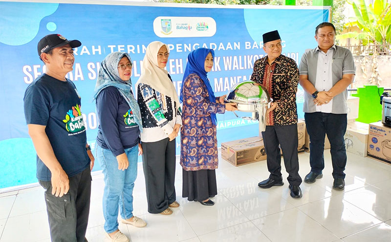 Wali Kota Jambi, Dr. Maulana, menyerahkan bantuan UMKM untuk RT 16 Pematang Sulur, Telanaipura | ist