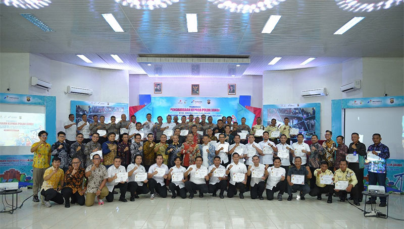Penyerahan penghargaan dari PHR Zona 1 kepada Polda Jambi atas dukungan penuhnya terhadap kegiatan hulu migas di wilayah Provinsi Jambi | phr