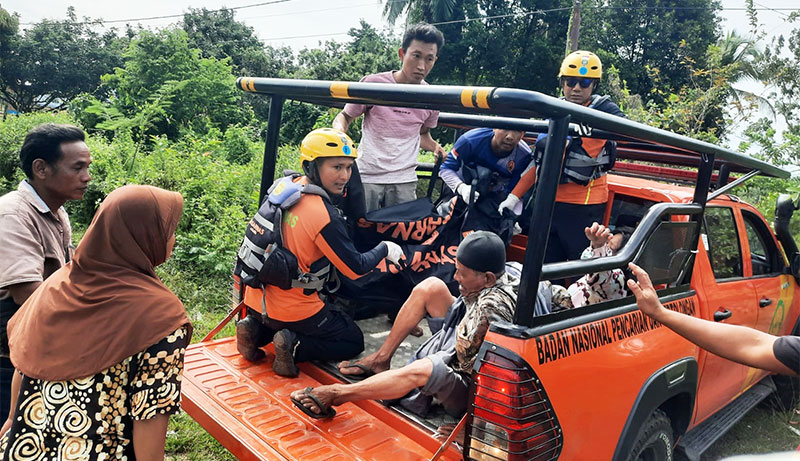 Tim SAR mengevakuasi jenazah Azhar ke rumah duka setelah ditemukan Senin pagi | sar