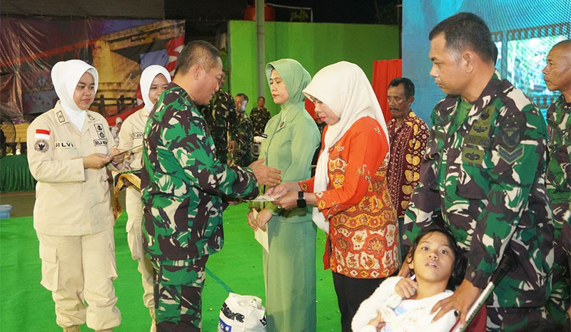 Danrem 042/Gapu, Brigjen TNI Heri Purwanto, menyerahkan tali asih pada puncak peringatan HUT ke-66 Korem 042/Gapu, Sabtu malam | prm