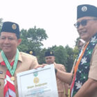 Bupati Muaro Jambi, Dr. Bambang Bayu Suseno, menerima penghargaan Tokoh Perintis Utama, pada peringatan Hari Pramuka ke-64, di Tanjung Jabung Timur, Rabu 19 November 2025 | dki-mj