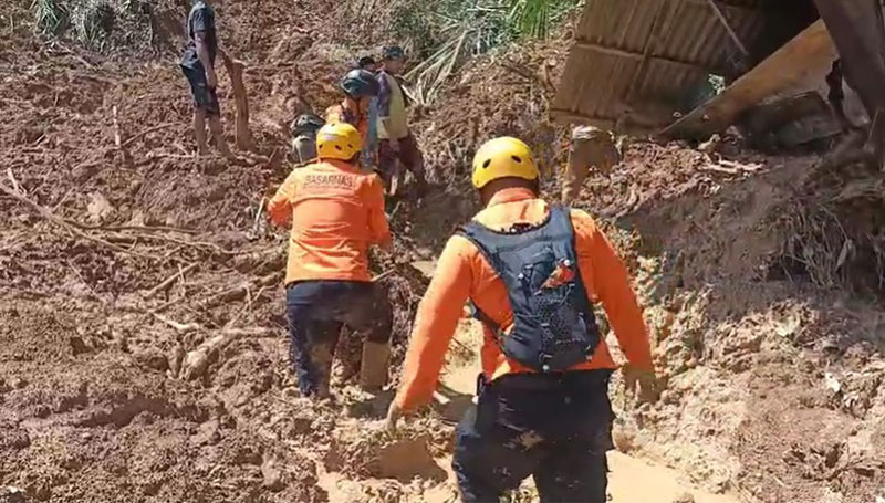Upaya pencarian korban tertimbun tanah longsor di Sumatra Barat | sar